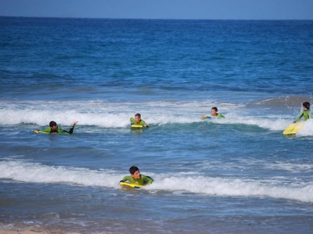 Peques en la tabla de bodyboard